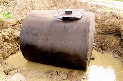 Подземные емкости для канализации. Канализация на даче. Канализация в частном доме. Септик росток. Ëмкости канализации в частном доме.
